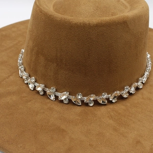 Détail d'un ruban de chapeau en cristal avec strass marquise sur un chapeau de feutre marron
