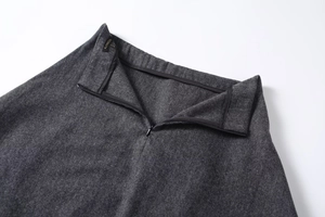 Détails de la taille haute et fermeture éclair invisible sur jupe en laine gris foncé