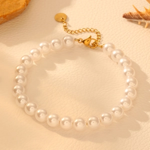 Détail du bracelet en perles avec fermoir mousqueton doré 18 carats et chaîne réglable