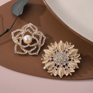 Détails de broches roses et tournesols dorées avec perles et strass sur cuir vintage