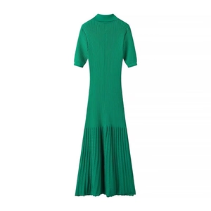 Robe midi élégante en maille verte à manches courtes avec col en V et ourlet plissé