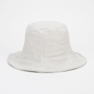 Dettaglio della trama in lino naturale sulla tesa del cappello parasole beige