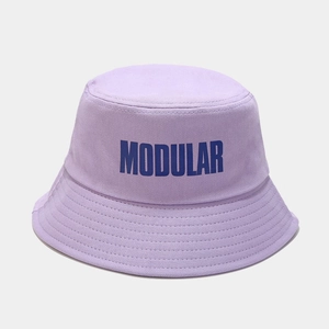 Dettaglio del cappello a secchiello in cotone viola con ricamo MODULAR blu e tesa cucita