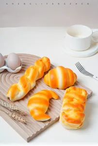 Frühstücksszene mit sortiertem PU-Kunstbrot auf einem Holztablett für die Fotografie