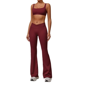 Ensemble de fitness deux pièces rouge foncé avec brassière et pantalon de yoga évasé taille haute