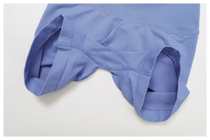 Dettaglio macro della vita alta a coste degli shorts da yoga senza cuciture blu lavanda