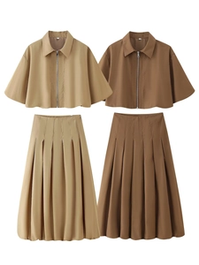 Vue détaillée d'un ensemble cargo pour femme avec veste zippée et jupe longue plissée