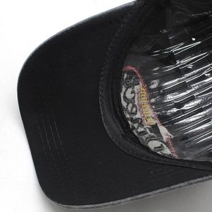 Détail de la couture intérieure et du bandeau de protection de la casquette en coton noir
