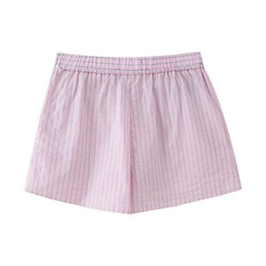 Détails à plat d'un short décontracté à rayures roses et blanches et taille élastique