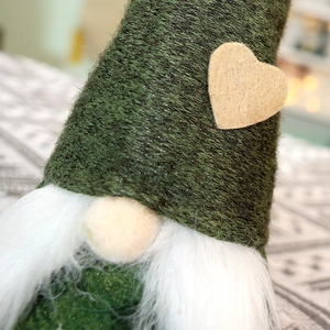 Gnomo di Natale con cappello di feltro verde e barba di peluche per decorazione di finestre