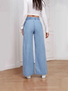 Vista posteriore dei jeans da donna azzurri a vita alta e gamba larga con elastico