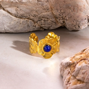 Détail macro d'une bague florale en or 18 carats avec turquoise sur pierres naturelles