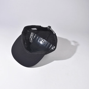 Détail intérieur d'une casquette de baseball noire à bord court avec doublure en filet.