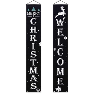 Dettaglio di striscioni natalizi neri con scritte Merry Christmas e Welcome bianche