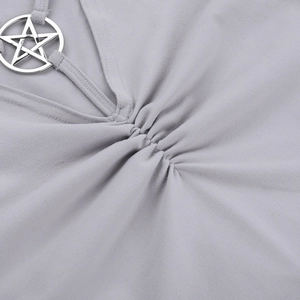 Détail du décolleté d'un body gris avec anneau étoilé en métal et tissu plissé élégant