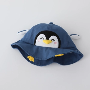 Chapeau de soleil pingouin bleu foncé pour bébés avec ailes 3D et détails brodés