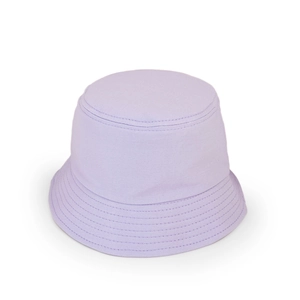 Détail d'un chapeau bob lilas à large bord avec coutures renforcées et tissu en sergé