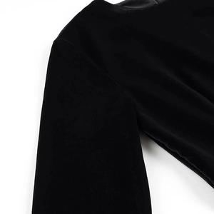 Détail en gros plan de la texture du velours noir haut de gamme et couture d'épaule