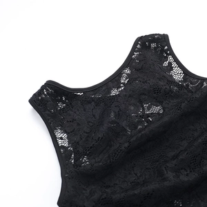 Détail du motif en dentelle florale délicate sur une robe noire de haute qualité