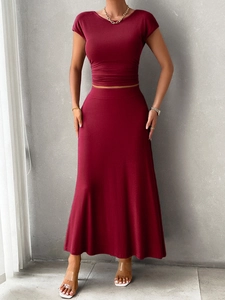 Detailsicht des weinroten Crop-Tops mit Raffung und passendem A-Linien-Midirock mit hoher Taille