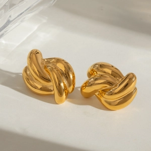 Boucles d'oreilles nœuds torsadés en acier inoxydable plaqué or 18 carats sur blanc