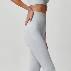 Ensemble de yoga gris clair sans couture avec brassière et legging taille haute