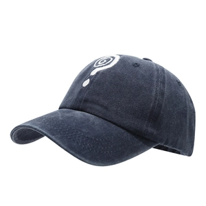 Berretto da baseball in cotone lavato blu navy con ricamo a punto interrogativo bianco