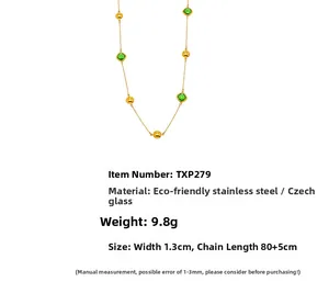 Détail du collier long en acier inoxydable doré 18K avec verre tchèque vert
