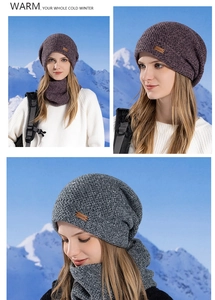 Détail d'un ensemble bonnet en maille épaisse et tour de cou avec écusson en cuir