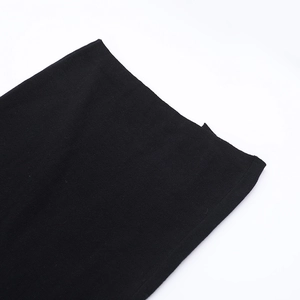Makroaufnahme der schwarzen Strickstoff-Textur dieses schulterfreien Midikleids