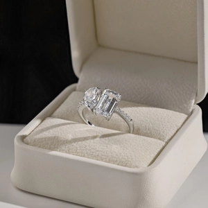 Anello Toi et Moi in argento S925 con zirconi a goccia e smeraldo in scatola regalo