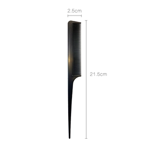 Detail van een zwarte plastic puntkam met afmetingen 21,5 cm bij 2,5 cm voor haarstyling
