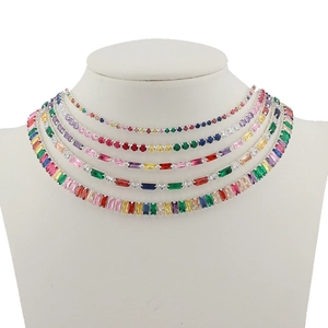 Cinq colliers tennis en zircone colorée assortis sur un mannequin de cou blanc