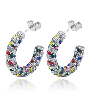 Eleganti orecchini a U in argento con strass colorati e trama a spirale su sfondo bianco