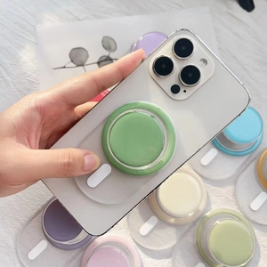 Primo piano del supporto MagSafe verde per telefono con opzioni multicolore