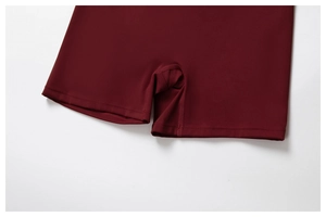 Detailansicht der verstärkten Nähte und Zwickel der dunkelroten Yoga-Shorts