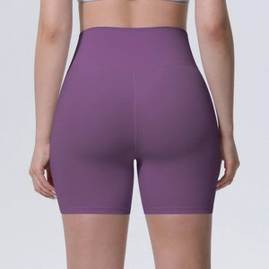 Vue arrière du short de yoga violet à taille haute avec coutures galbantes fessiers