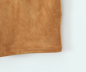 Detailaufnahme von braunem Wildlederimitat mit Textur und doppelter Nahtführung