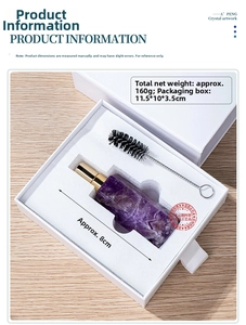 Makroaufnahme einer natürlichen Amethyst-Parfümflasche in weißer Geschenkbox mit Bürste