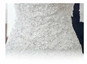 Makroaufnahme der Brautkleid-Taille mit weißen Spitzenstickereien und Pailletten