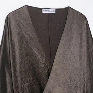 Robe élégante en satin bronze pour femme avec col en V, texture plissée et ceinture