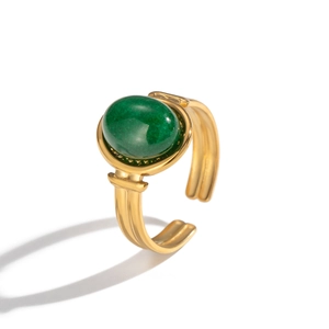 Détail de la bague double couche ajustable dorée avec pierre d'aventurine verte ovale