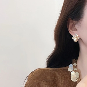 Boucles d'oreilles fleur plaquées or 18k avec perles élégantes et zircons brillants