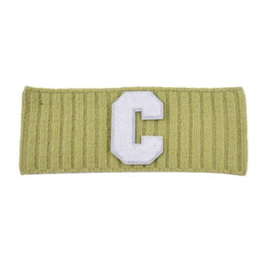 Bandeau en maille côtelée vert clair avec broderie lettre C en chenille blanche