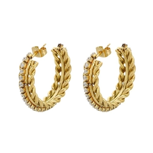 Elegante goldene C-Ohrringe mit gedrehtem Muster und funkelnden Kristallen auf Weiß