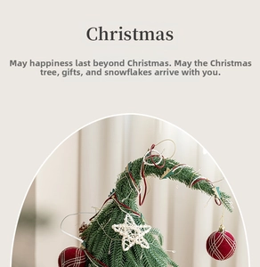 Détail d'un mini sapin de Noël avec boules à carreaux rouge et blanc et rubans dorés