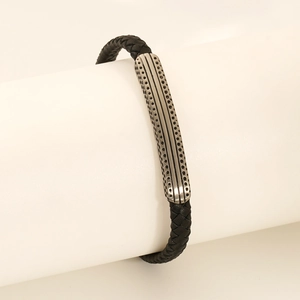 Bracelet pour homme en cuir tressé noir avec un élément central en métal argenté texturé