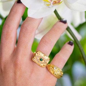 Primo piano di anelli vintage in malachite e zirconi sulla mano di una modella