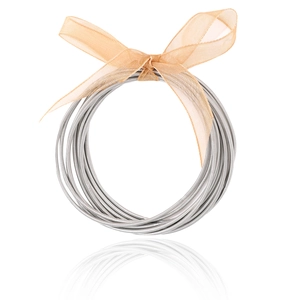 Dettaglio di braccialetti a molla argentati a più strati con fiocco in organza arancione