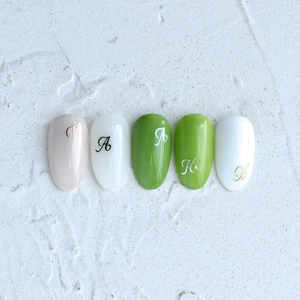 3D laser nagelstickers met gouden letters en Russische symbolen op gekleurde kunstnagels